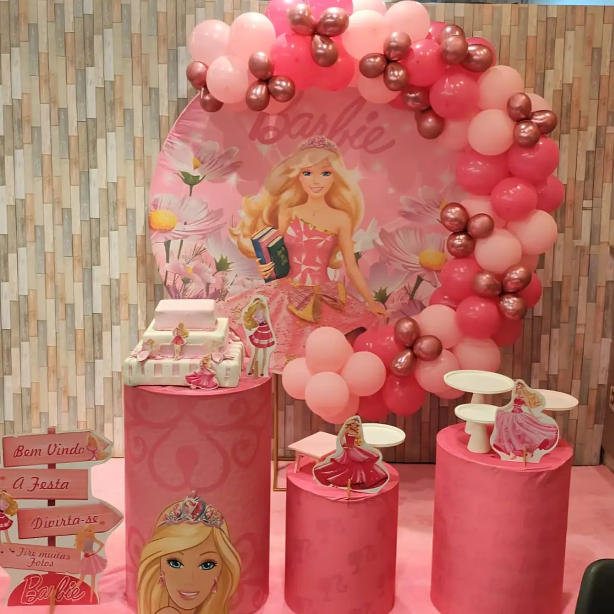 Decoração de festa com tema Barbie montada no Recanto Mania