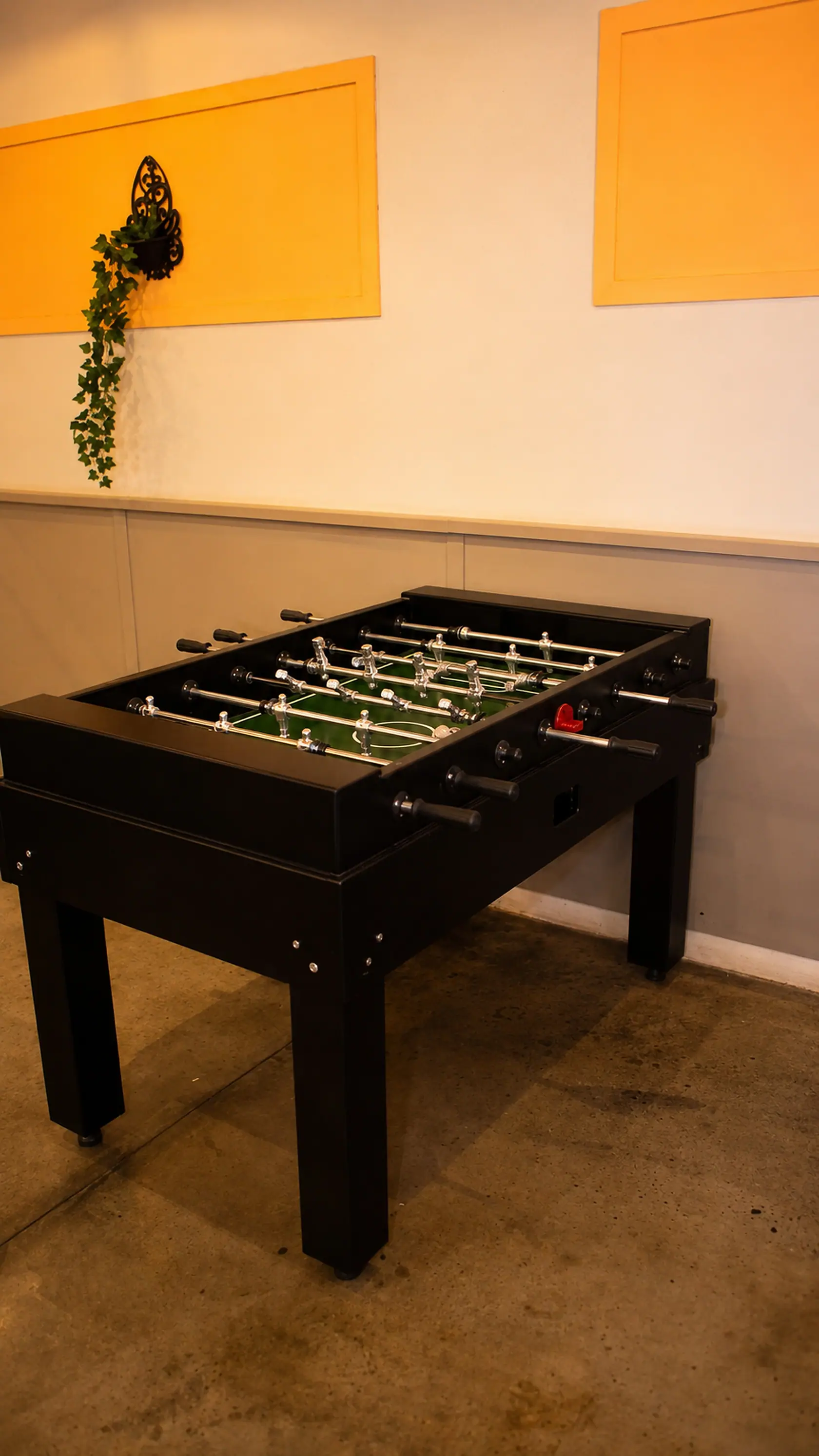 Mesa de pebolim no salão do Recanto Mania
